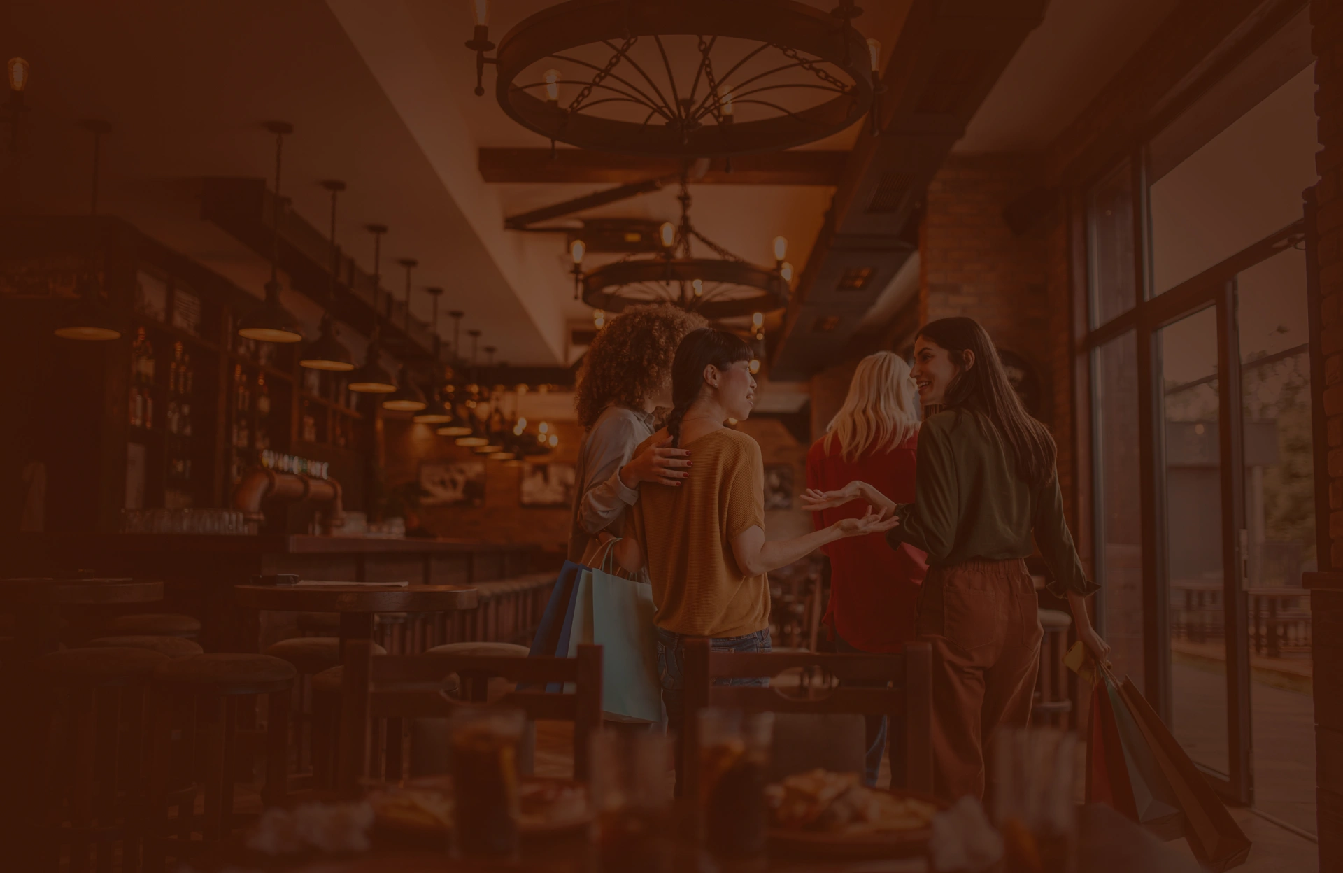 Interiér útulné restaurace s teplým osvětlením – ilustrační foto