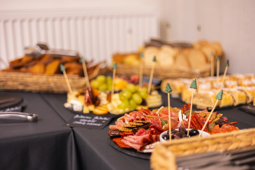 Cateringový stůl s občerstvením na eventu – profesionální eventová fotografie pro Restauraci Gutovka.