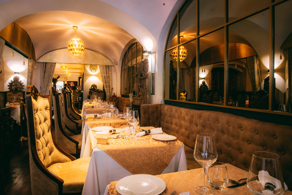 Interiér luxusní restaurace Sangam s prostřenými stoly – profesionální fotografie interiéru restaurace.