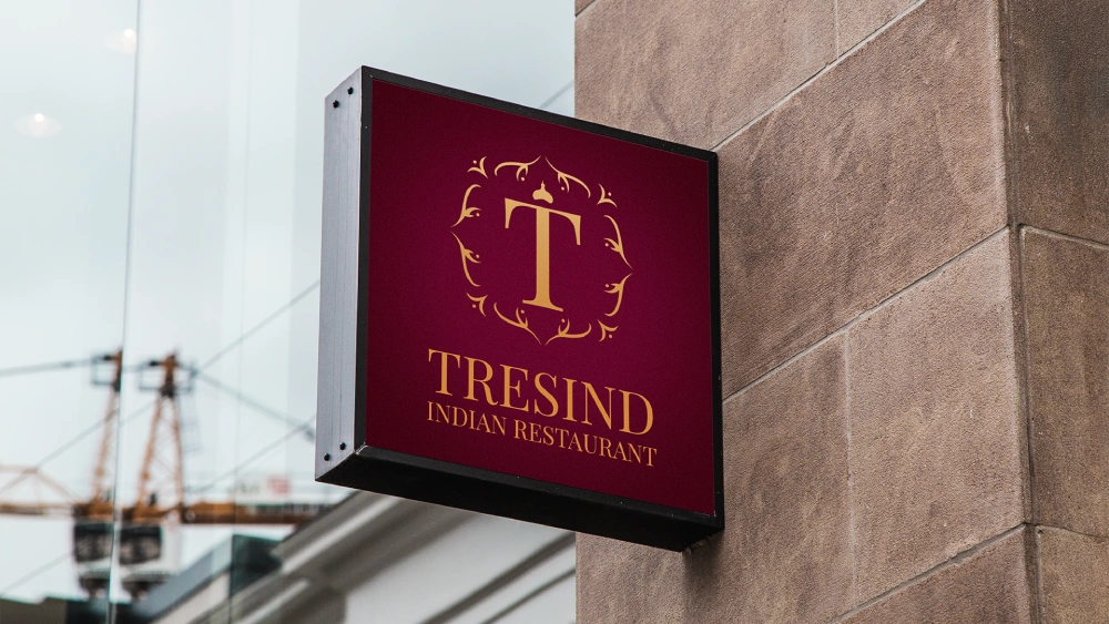 Vývěsní štít s logem Tresind na fasádě – návrh vizuální identity a branding restaurace.