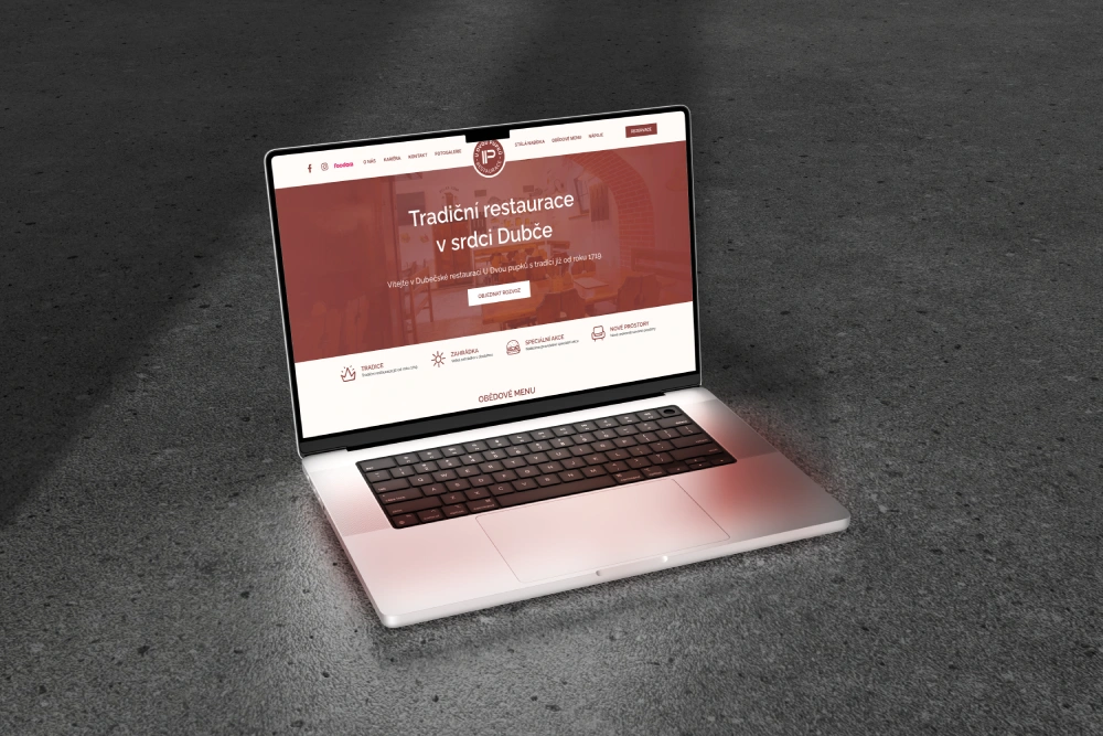 Náhled webových stránek restaurace U Dvou pupků zobrazený na notebooku – moderní a přehledný web pro gastronomický podnik.